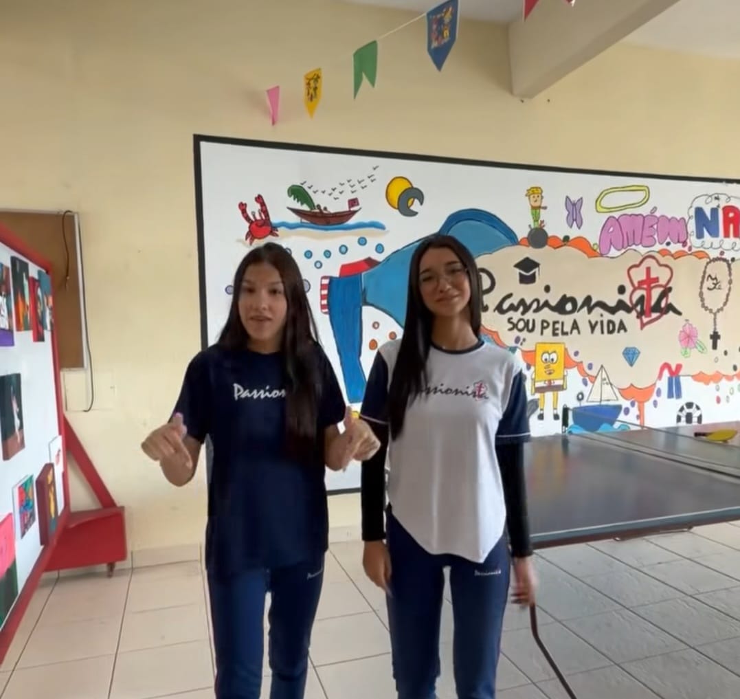 A turma entrou na brincadeira para lembrar que a nossa Festa Junina est� chegando! Col�gio Passionista Santa Maria