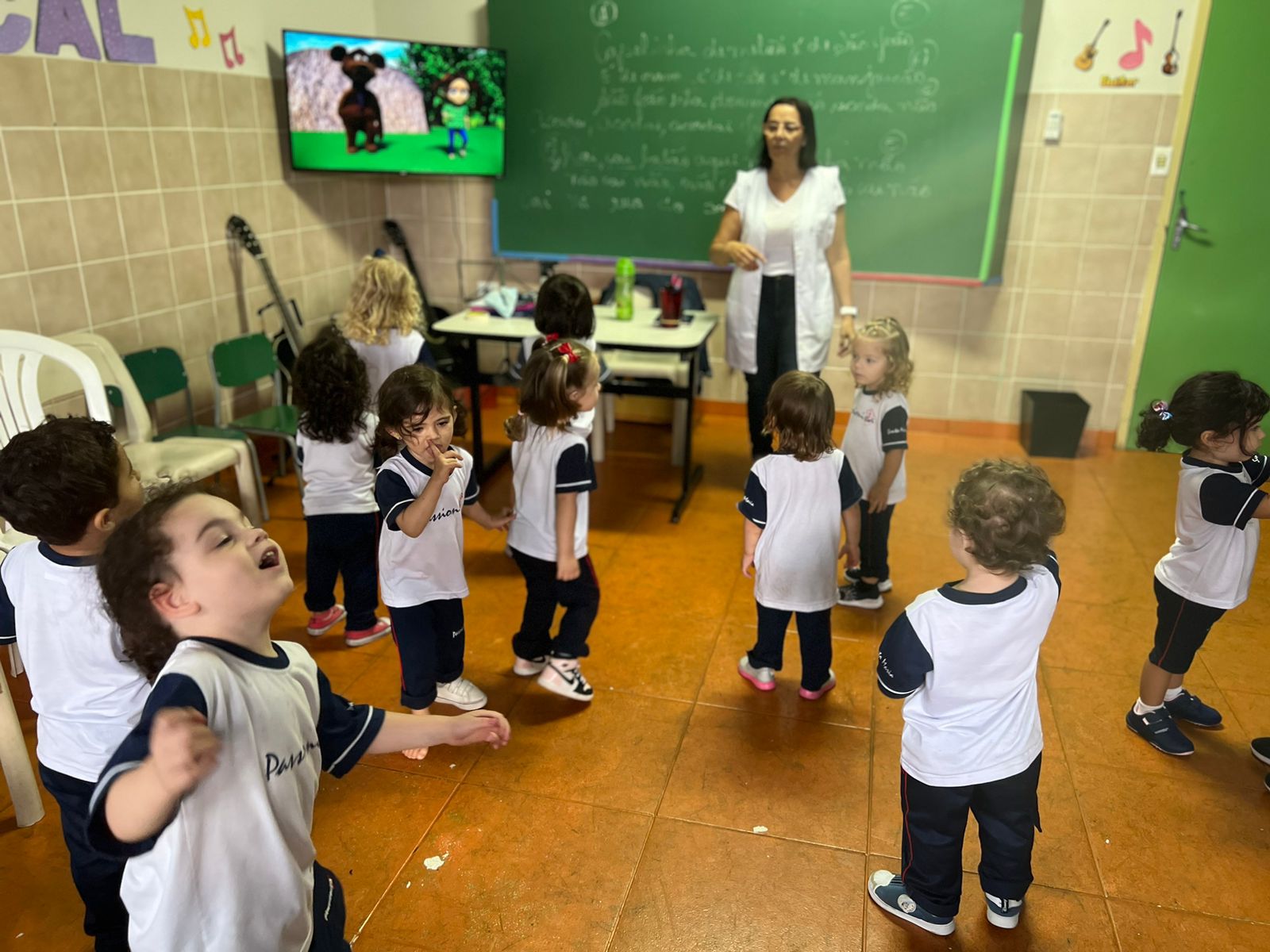  Aula de msica professora Leda - Maternal Colgio Passionista Santa Maria