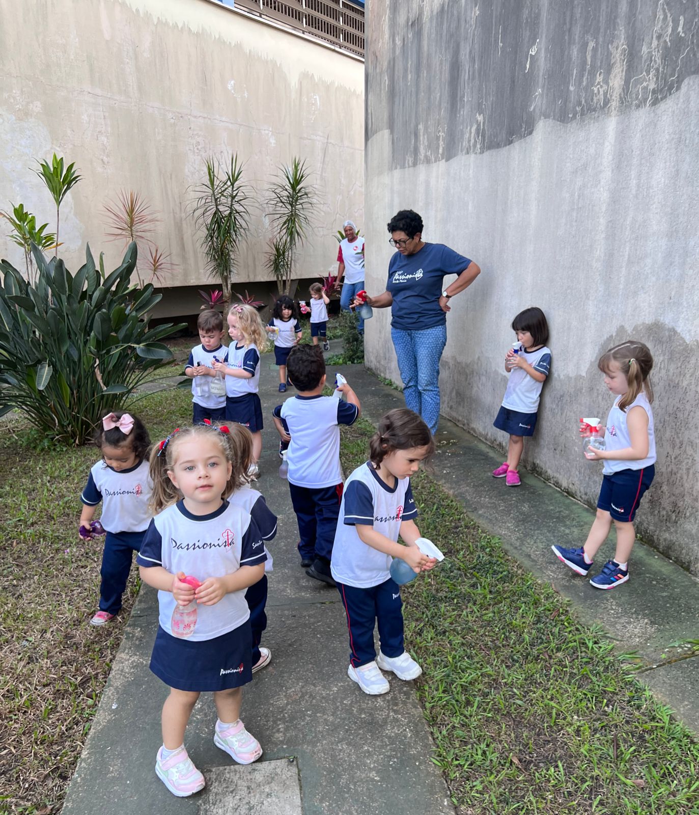 Os alunos do Maternal Hora de molhar as plantas com borrifador Colgio Passionista Santa Maria