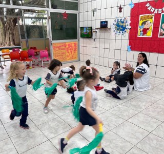 Os alunos do maternal realizaram  brincadeira de roda A linda Rosa Juvenil