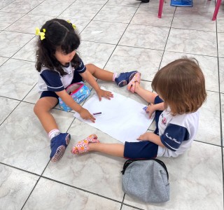 Os alunos do maternal realizaram o Projeto Diversidade e Representatividade. Pessoas e aes que inspiram e transformam o Mundo.  Profeta Gentileza Os alunos do Maternal realizaram o desenho em dupla.