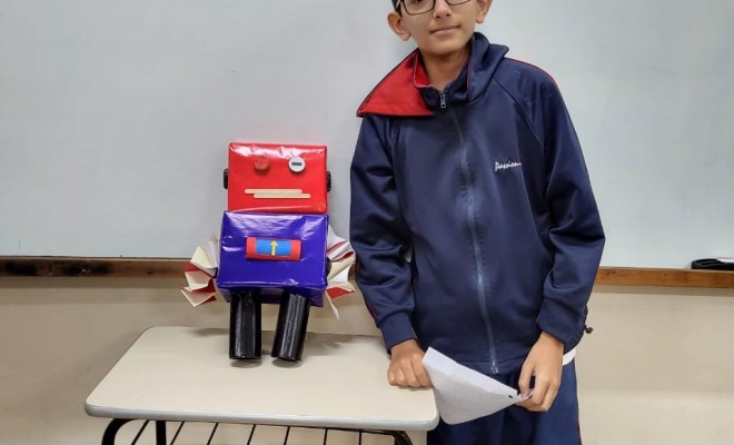 2022 , Maro ( 7 ano ) Robots in the real World.