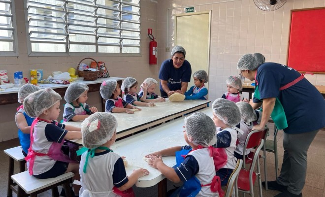 Os alunos do Maternal  Hora da culinria da Galinha Ruiva, Pozinhos